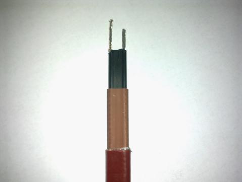 將伴熱帶的外護(hù)套及屏蔽層剝離，剝出母線