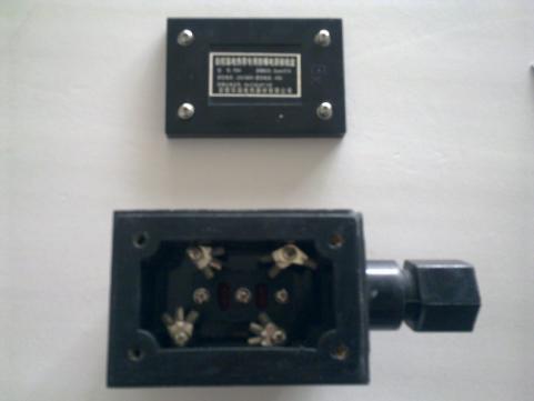 打開(kāi)電源接線盒后蓋