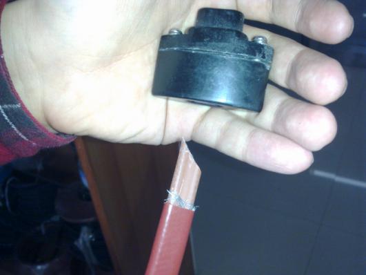 將電伴熱帶的末端剝?nèi)ネ庾o(hù)套及屏蔽層，將伴熱帶線芯剪成斜口